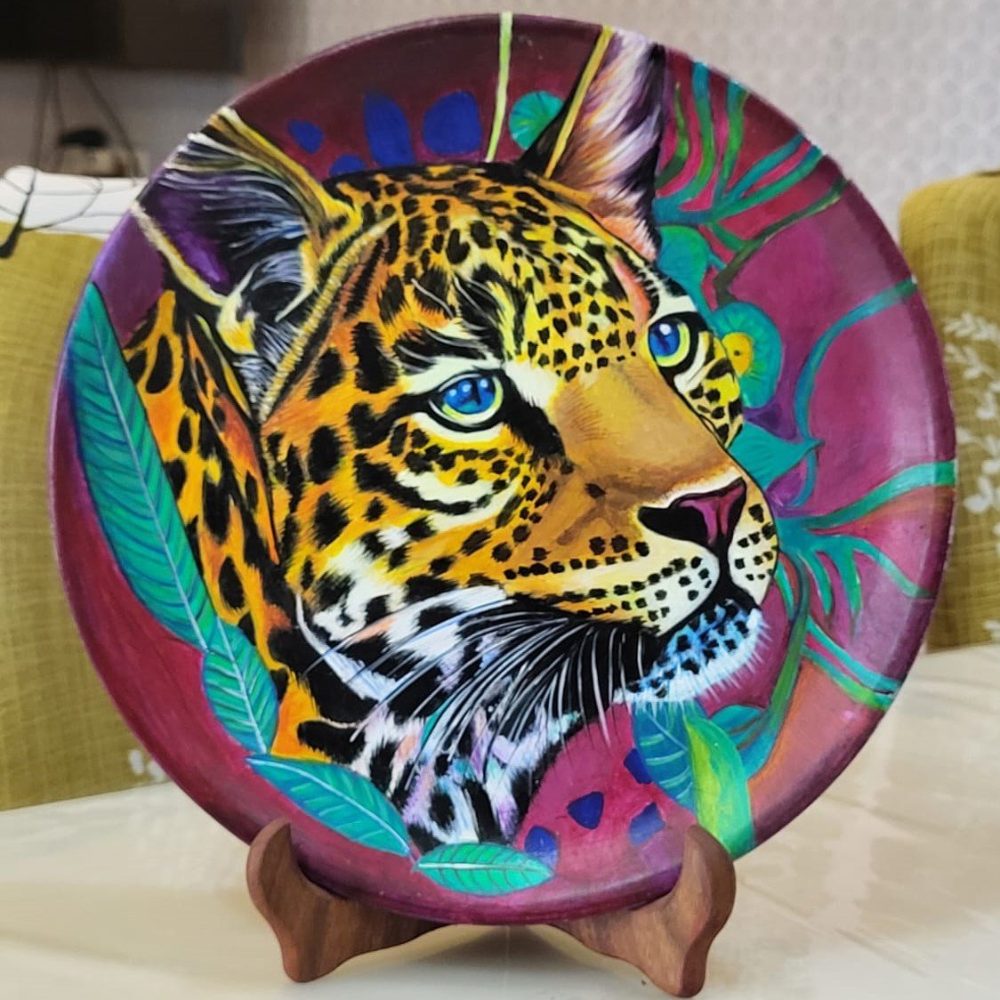 Bold eyes, fearless spirit, and untamed beauty—this handcrafted leopard plate